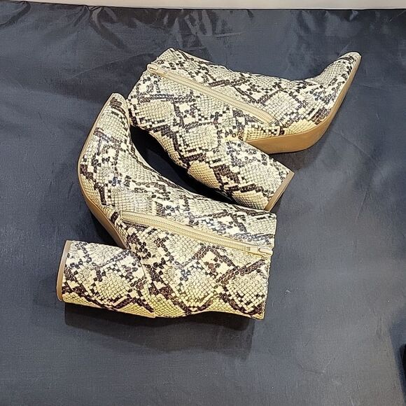 SUGAR SGR-EVVIE ANIMAL PRINT POINTED TOE BLOCK HEEL ANKLE BOOTIE - Picture 9 of 16